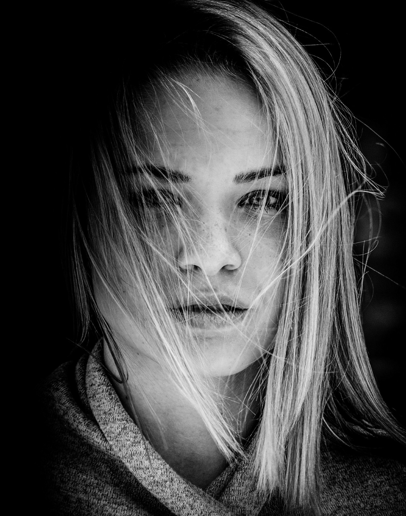 Umělecký černobílý portrét ženy ve vnitřním prostoru – Portrétní fotograf Miroslav Král